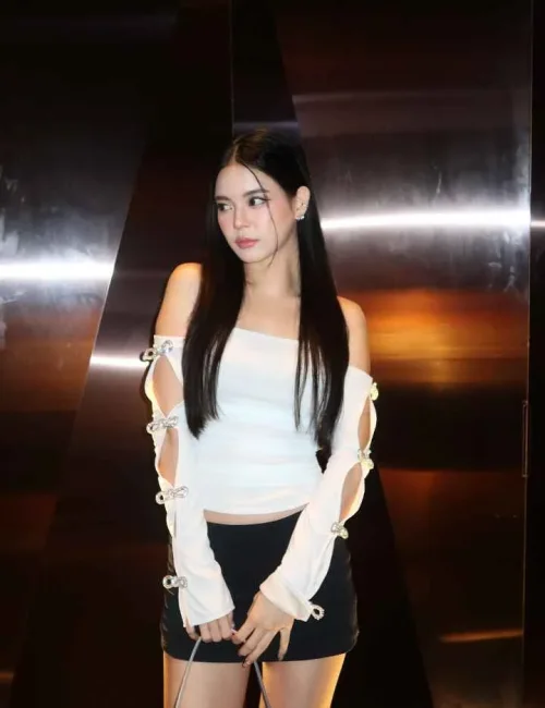 Justine photo 2, asian, slim, black hair, 165 cm, 49 kg, Medium bust, Hong Kong