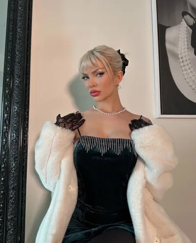 Larissa photo 1, european, slim, blonde hair, 167 cm, 50 kg, Medium bust, Hong Kong
