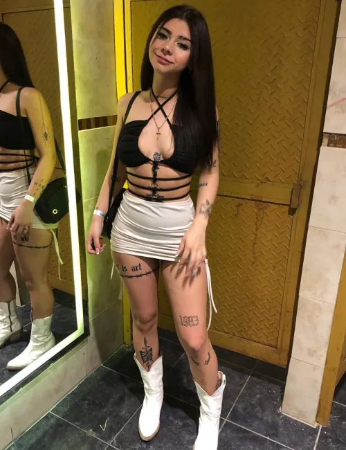 Codie photo 7, european, average, black hair, 169 cm, 66 kg, Medium bust, Hong Kong