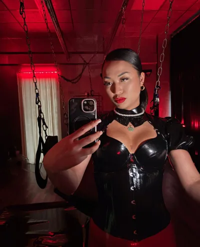 Herrin Domina Rachelle photo 1, european, athletic, black hair, 170 cm, 56 kg, Large bust, Hong Kong