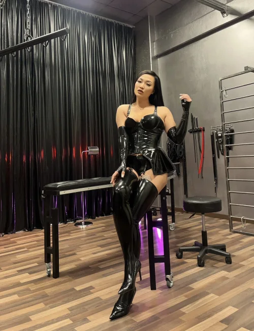 Herrin Domina Rachelle photo 4, european, athletic, black hair, 170 cm, 56 kg, Large bust, Hong Kong