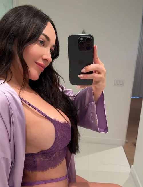 Cybelle Langlois photo 2, european, average, black hair, 168 cm, 68 kg, Extra Large bust, Hong Kong