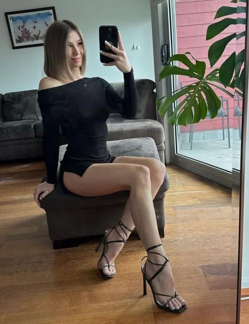 Donna photo 2, european, slim, brunette, 170 cm, 50 kg, Medium bust, Hong Kong