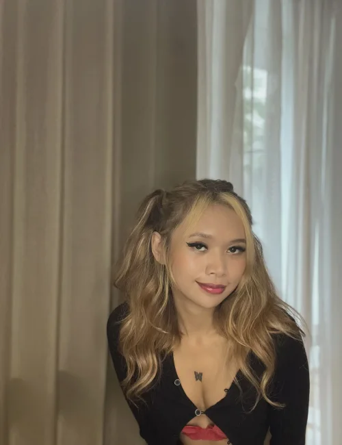 Nichole photo 3, asian, petite, blonde hair, 160 cm, 48 kg, Medium bust, Hong Kong