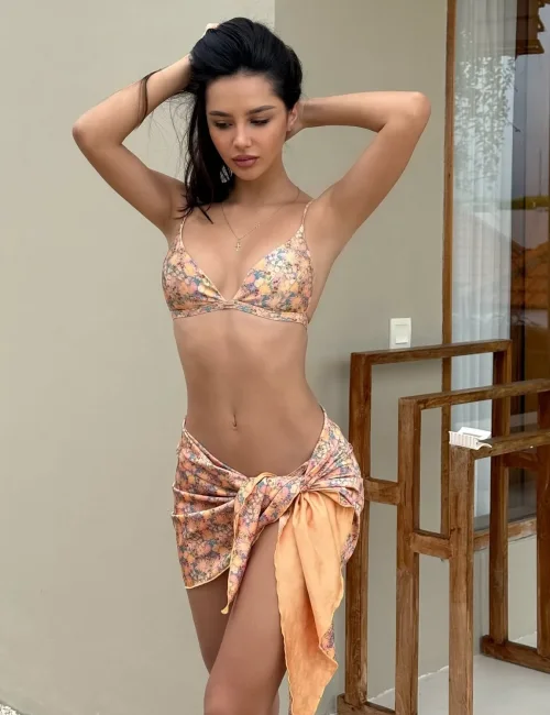 Irina photo 7, european, slim, black hair, 166 cm, 49 kg, Small bust, Hong Kong