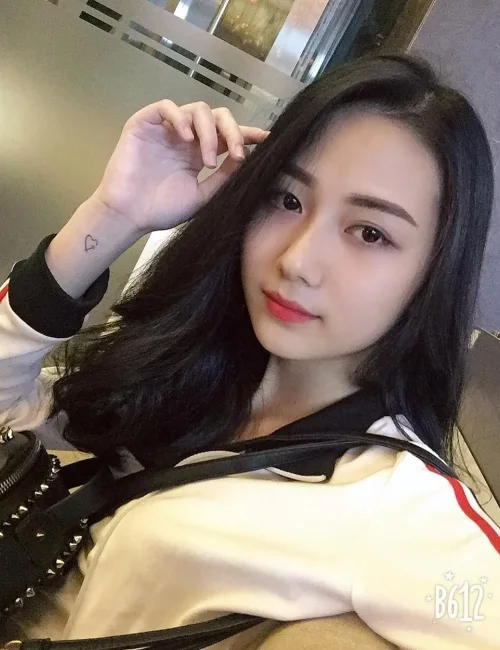 Aulia photo 1, asian, athletic, brunette, 168 cm, 60 kg, Medium bust, Hong Kong