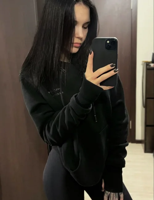Zari photo 1, asian, average, black hair, 168 cm, 65 kg, Small bust, Hong Kong