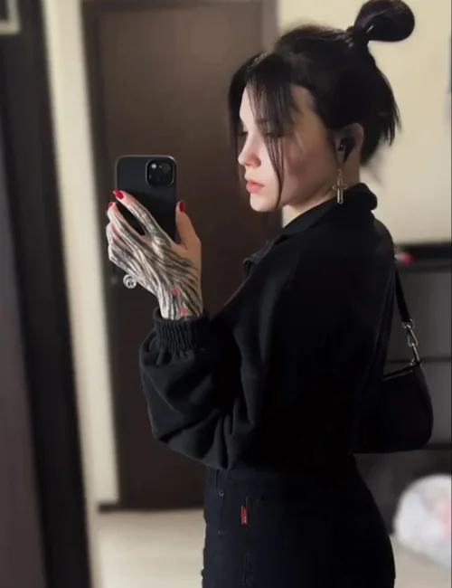Zari photo 2, asian, average, black hair, 168 cm, 65 kg, Small bust, Hong Kong