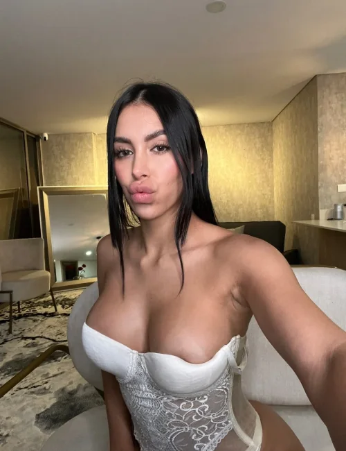 Ericka photo 2, european, slim, black hair, 171 cm, 42 kg, Extra Large bust, Hong Kong