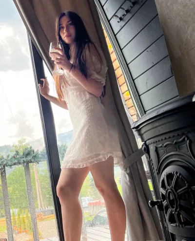 Emma photo 1, european, athletic, black hair, 169 cm, 54 kg, Medium bust, Hong Kong