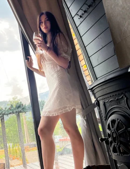 Emma photo 1, european, athletic, black hair, 169 cm, 54 kg, Medium bust, Hong Kong
