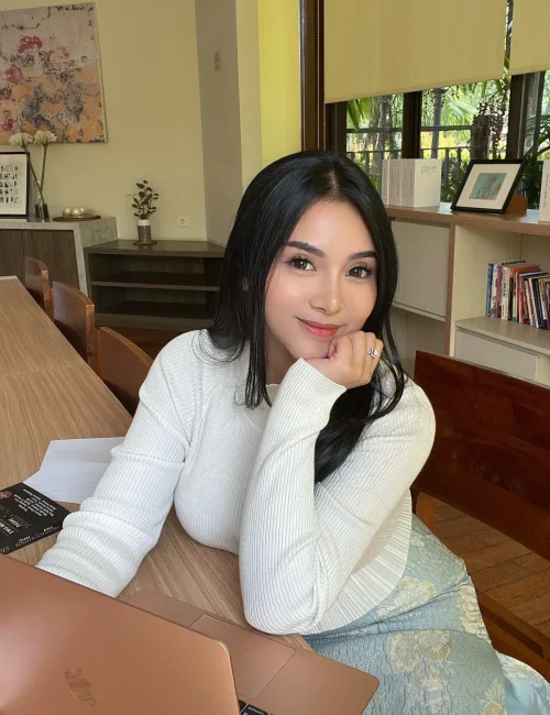 Amalia photo 5, asian, slim, black hair, 166 cm, 50 kg, Medium bust, Hong Kong