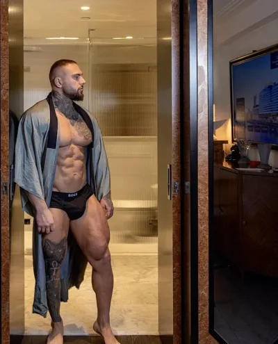 Vaughn photo 1, asian, busty, brunette, 173 cm, 100 kg, Hong Kong