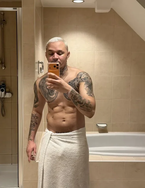 Vini Lee photo 2, asian, curvy, blonde hair, 185 cm, 86 kg, Hong Kong