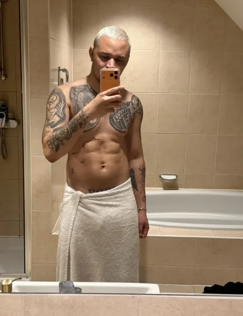 Vini Lee photo 3, asian, curvy, blonde hair, 185 cm, 86 kg, Hong Kong
