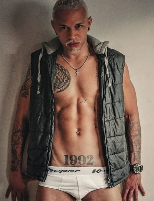 Vini Lee photo 7, asian, curvy, blonde hair, 185 cm, 86 kg, Hong Kong
