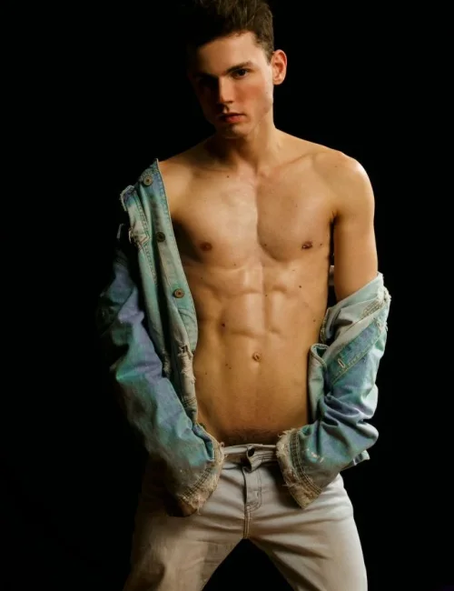 Cassius photo 10, european, slim, brunette, 183 cm, 61 kg, Hong Kong