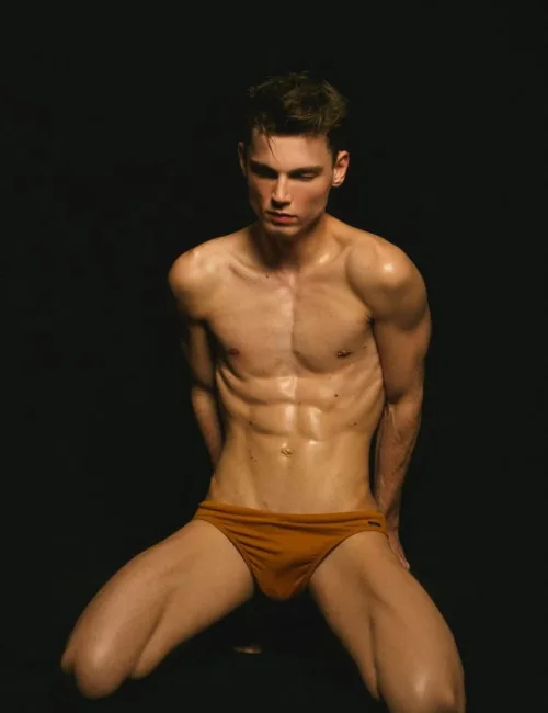 Cassius photo 12, european, slim, brunette, 183 cm, 61 kg, Hong Kong