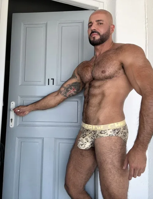 Sultan photo 4, european, curvy, brunette, 188 cm, 93 kg, Hong Kong