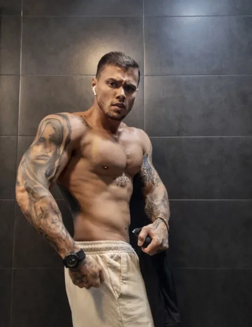 Tomas photo 1, ebony, busty, brunette, 180 cm, 95 kg, Hong Kong