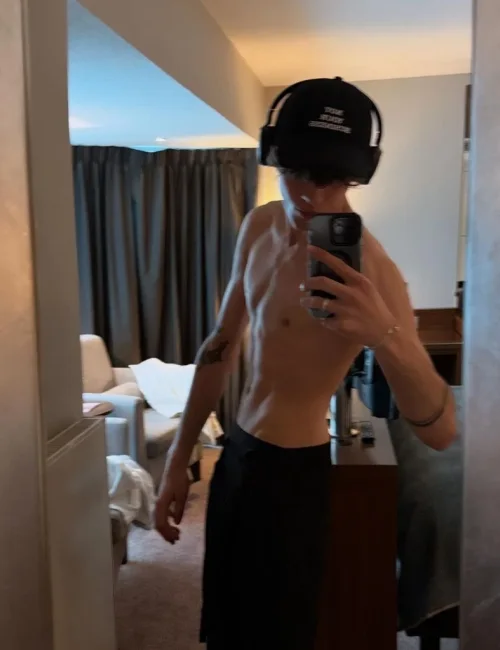 Noel photo 6, european, athletic, brunette, 183 cm, 63 kg, Hong Kong