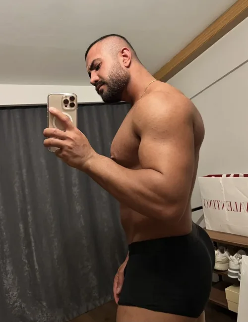 Vulcan photo 1, asian, curvy, black hair, 180 cm, 81 kg, Hong Kong