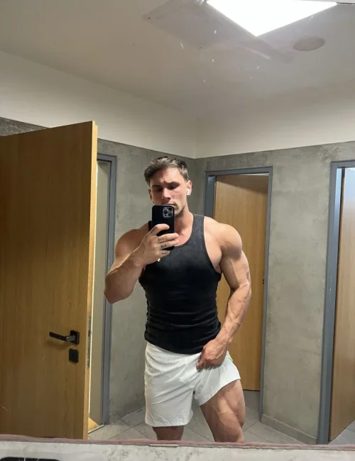 Adrian photo 3, european, busty, brunette, 180 cm, 103 kg, Hong Kong