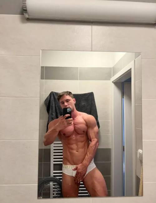 Adrian photo 4, european, busty, brunette, 180 cm, 103 kg, Hong Kong
