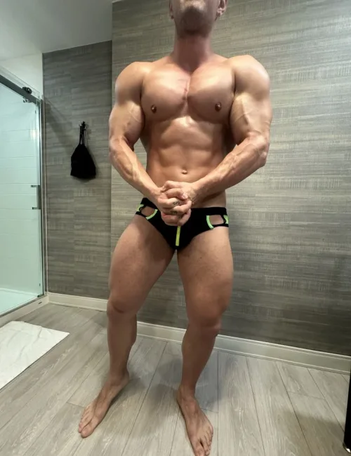 Adrian photo 5, european, busty, brunette, 180 cm, 103 kg, Hong Kong