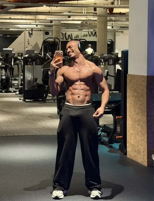 Vidal photo 14, european, average, black hair, 175 cm, 74 kg, Hong Kong