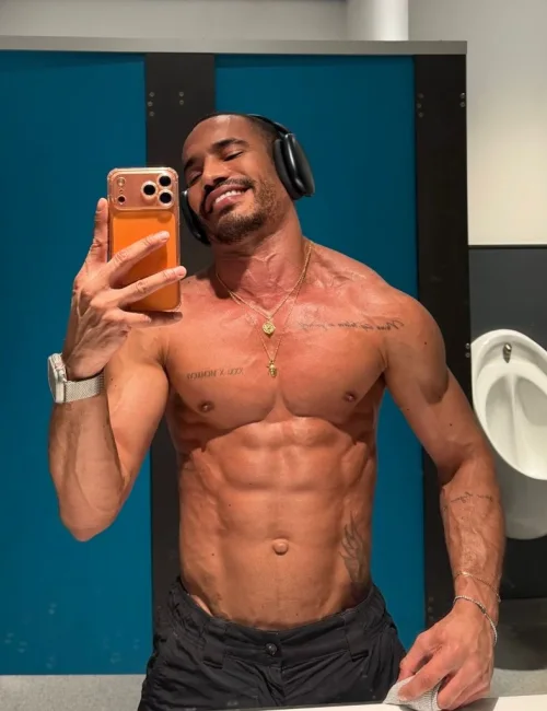 Vidal photo 25, european, average, black hair, 175 cm, 74 kg, Hong Kong
