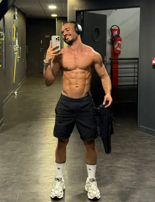 Vidal photo 30, european, average, black hair, 175 cm, 74 kg, Hong Kong
