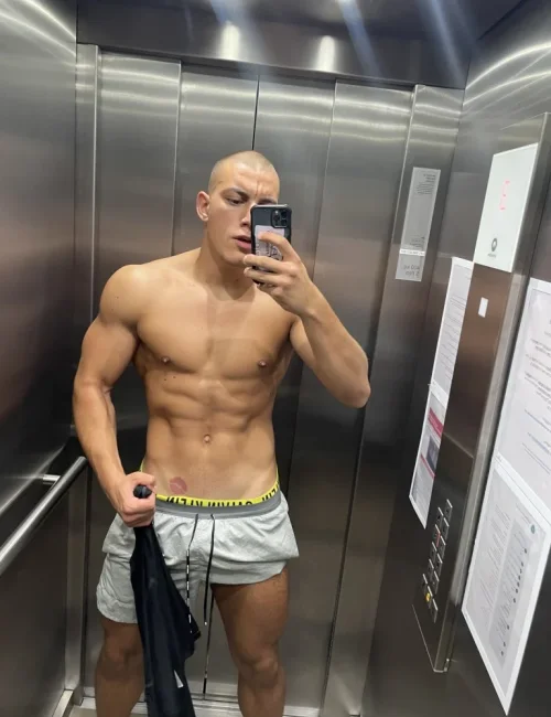 Dominic photo 23, european, curvy, black hair, 185 cm, 86 kg, Hong Kong
