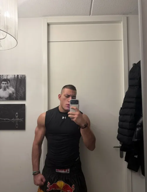 Dominic photo 4, european, curvy, black hair, 185 cm, 86 kg, Hong Kong