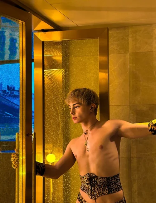 Zarcy photo 33, european, athletic, blonde hair, 175 cm, 65 kg, Hong Kong
