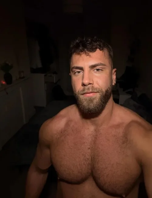 Tobias photo 3, european, busty, brunette, 193 cm, 115 kg, Hong Kong