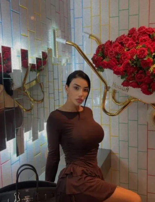 Kayla photo 7, european, curvy, black hair, 167 cm, 74 kg, Large bust, Hong Kong