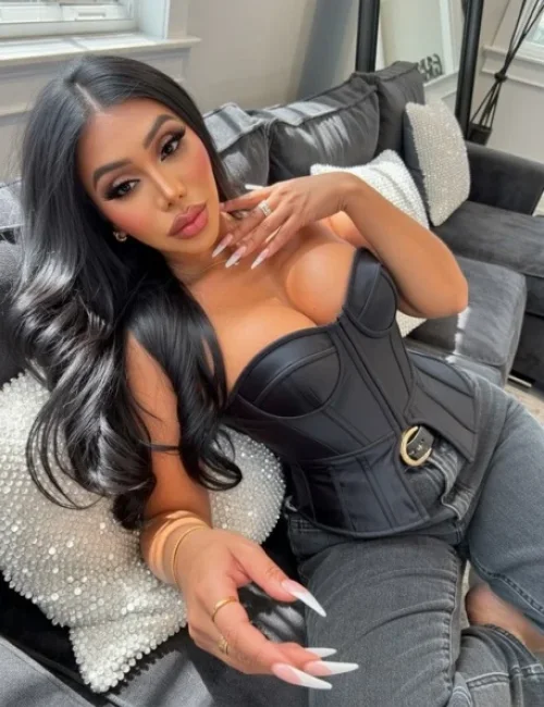 Berenice photo 25, european, athletic, black hair, 174 cm, 63 kg, Large bust, Hong Kong