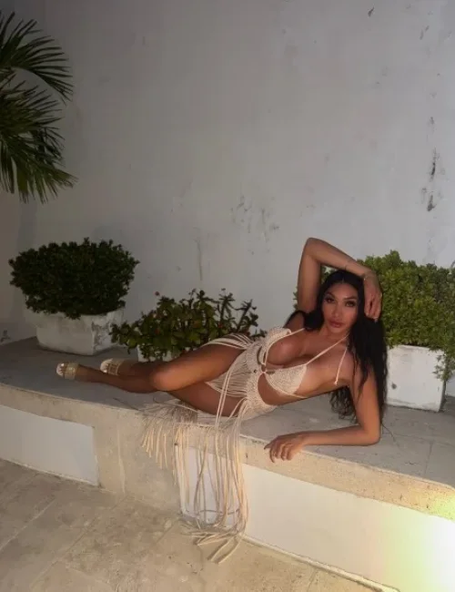 Berenice photo 4, european, athletic, black hair, 174 cm, 63 kg, Large bust, Hong Kong