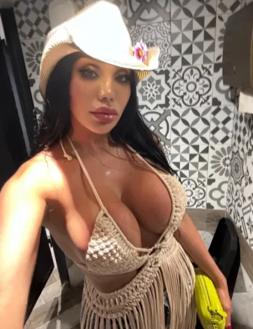 Berenice photo 46, european, athletic, black hair, 174 cm, 63 kg, Large bust, Hong Kong