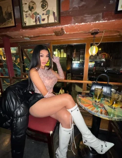 Berenice photo 7, european, athletic, black hair, 174 cm, 63 kg, Large bust, Hong Kong