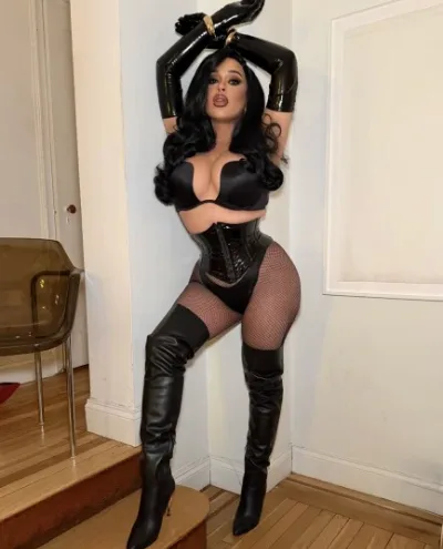 Raven photo 1, asian, curvy, black hair, 164 cm, 68 kg, Large bust, Hong Kong
