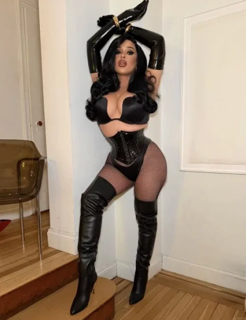 Raven photo 1, asian, curvy, black hair, 164 cm, 68 kg, Large bust, Hong Kong