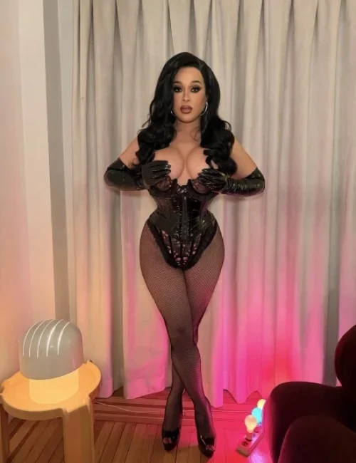 Raven photo 5, asian, curvy, black hair, 164 cm, 68 kg, Large bust, Hong Kong