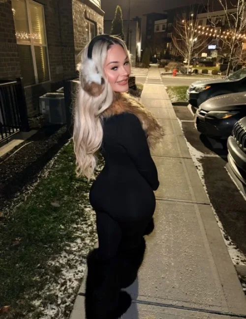 Kelsey photo 10, european, curvy, blonde hair, 170 cm, 77 kg, Large bust, Hong Kong