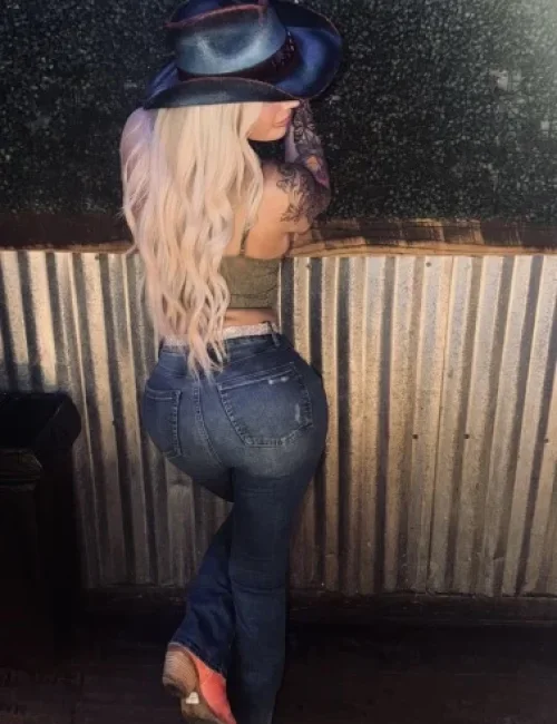 Kelsey photo 34, european, curvy, blonde hair, 170 cm, 77 kg, Large bust, Hong Kong
