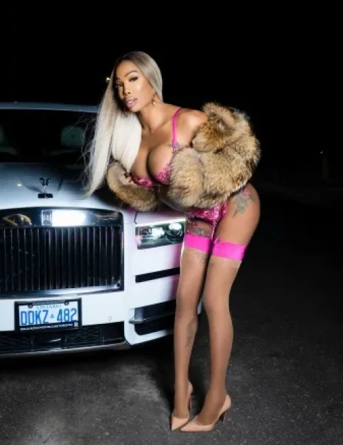 Candy Mira photo 44, ebony, athletic, blonde hair, 182 cm, 72 kg, Large bust, Hong Kong