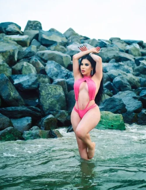 Florencia photo 26, european, curvy, black hair, 158 cm, 63 kg, Large bust, Hong Kong