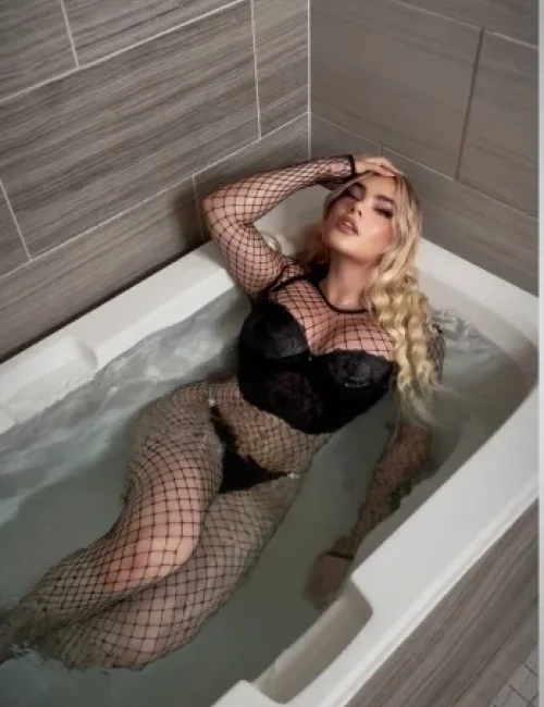 Angeline photo 3, european, curvy, blonde hair, 176 cm, 79 kg, Large bust, Hong Kong