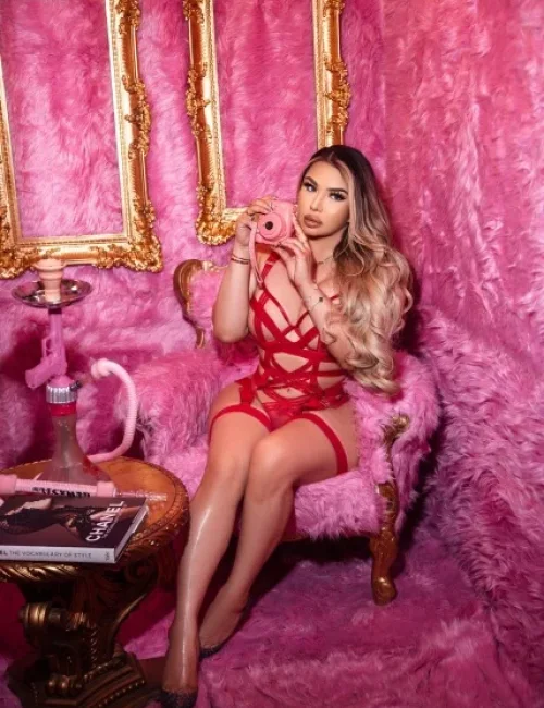 Alyssa photo 40, european, curvy, blonde hair, 167 cm, 70 kg, Large bust, Hong Kong